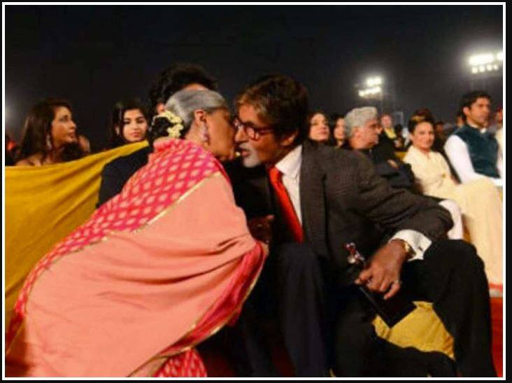 VIDEO: Amitabh bachchan and jaya bachchan KISSED in a award show event, Abhishek sitting in gave such a reaction VIDEO: ਭਰੇ ਈਵੈਂਟ 'ਚ ਅਮਿਤਾਭ-ਜਯਾ ਨੇ ਕੀਤਾ KISS, ਵਿੱਚ ਬੈਠੇ ਅਭਿਸ਼ੇਕ ਨੇ ਦਿੱਤਾ ਅਜਿਹਾ ਰੀਐਕਸ਼ਨ 