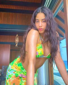 ਜਾਨ੍ਹਵੀ ਦੀ ਇਸ ਲੁਕ ਨੇ ਸੋਸ਼ਲ ਮੀਡੀਆ 'ਤੇ ਮਚਾਇਆ ਤਹਿਲਕਾ, ਦੇਖੋ ਤਸਵੀਰਾਂ