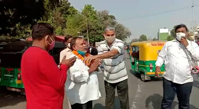 Vadodara: Unique concept of punishment for not wearing mask in Vadodara coronavirus Vadodara: માસ્ક વગર ફરતાં લોકોને શું અનોખી સજા કરાઈ ? જાણો વિગત