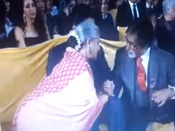 when veteran actress jaya bachchan kissed husband amitabh bachchan on getting the award Video | ...आणि जया बच्चन यांनी बिग बींना दिलं Kiss Of Love