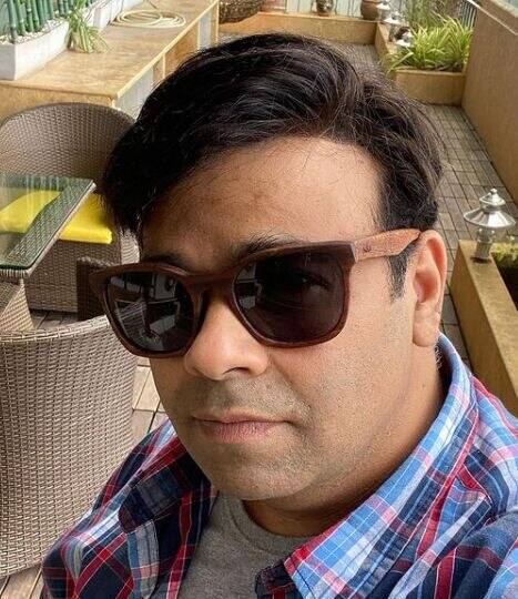 किकू शारदा सुरुवातीपासूनच या शोचा भाग आहे. वेळोवेळी किकू शारदाने आपल्या व्यक्तिरेखांमध्येही बदल केला आहे. तो कपिल शर्माच्या निकवर्तीयांपैकी आहे. किकूला शोमध्ये काम करण्यासाठी 5 लाख रुपये फी मिळते.