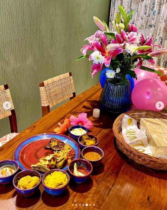 খাবার সঙ্গে সঙ্গে শ্রেয়ার জন্য এল বিশেষ সব উপহারও। নিজের সোশ্যাল মিডিয়া পোস্টে লকডাউন নিয়ে আক্ষেপ শোনা গেল শ্রেয়ার গলায়।