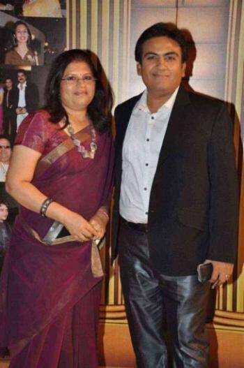 'जेठालाल' (दिलीप जोशी) की पत्नी – शो में मेन लीड यानि 'जेठालाल' का किरदार निभाने वाले दिलीप जोशी अपनी कॉमेडी सेन्स से दर्शकों को खूब हंसाते हैं. लेकिन आपको बता दें कि दिलीप रियल लाइफ में बहुत ही सरल और शांत स्वभाव के इंसान है. सोशल मीडिया के जमाने में भी वो इस चकाचौंध से इससे कोसो दूर है. रिपोर्ट के अनुसार दिलीप जोशी की वाइफ का नाम जयमाला जोशी है.जोकि एक्टिंग से दूर एक हाउसवाइफ है. दोनों के दो बच्चे हैं जिनका नाम नियति और ऋत्विक जोशी है.