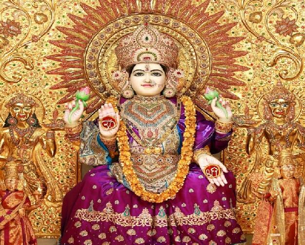 ગજલક્ષ્મીના પૂજનથી રાજયોગ મળે છે. નોકરીમાં પ્રમોશન અને વ્યવસાયમાં વૃદ્ધિ થાય છે. તો જાણીએ કે ગજલક્ષ્મીની કેવી રીતે પ્રસન્ન કરી શકાય