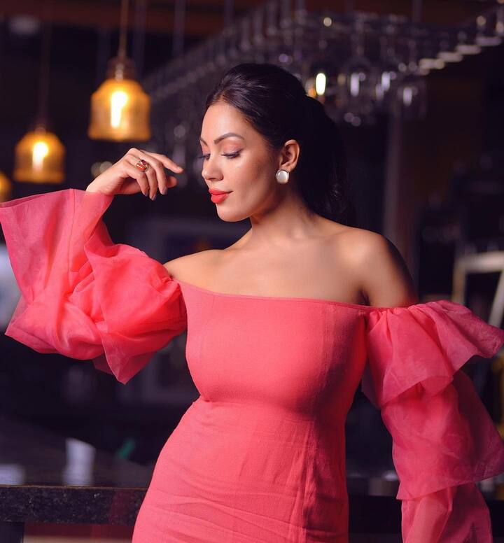 तारक मेहता का उल्टा चश्मा (Taarak Mehta Ka Ooltah Chashmah) में बबीता जी (Babita Ji) का किरदार सबसे ज्यादा स्टाइलिश है और इसीलिए उनकी अदाओं के दीवाने हैं जेठालाल. लेकिन खास बात ये है कि बबीता जी का किरदार निभाने वालीं मुनमुन दत्ता रीयल लाइफ में भी काफी ग्लैमरस और स्टाइलिश हैं.