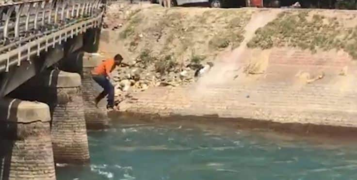 Teachers jump into canal after police torture Punjab News ਪੁਲਿਸ ਦੇ ਤਸ਼ੱਦਦ ਮਗਰੋਂ ਅਧਿਆਪਕਾਂ ਨੇ ਮਾਰੀਆਂ ਨਹਿਰ 'ਚ ਛਾਲਾਂ