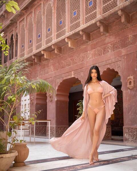 અલાના પાંડેએ હેલ્થ કૉચ ડીન પાંડેની દીકરી છે.