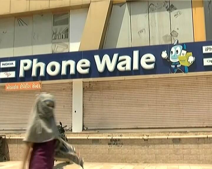 ગુજરાતમાં કોરોનાનો સૌપ્રથમ કેસ ગત વર્ષે ૧૮ માર્ચના નોંધાયો હતો અને કુલ કેસનો આંક ૫ હજાર સુધી પહોંચવામાં ૪૫ દિવસનો સમય થયો હતો. પરંતુ હવે સ્થિતિ એ હદે ભયાવહ થઇ ગઇ છે કે ૨૪ કલાકમાં જ કોરોનાના ૫ હજાર કેસ સામે આવી રહ્યા છે.