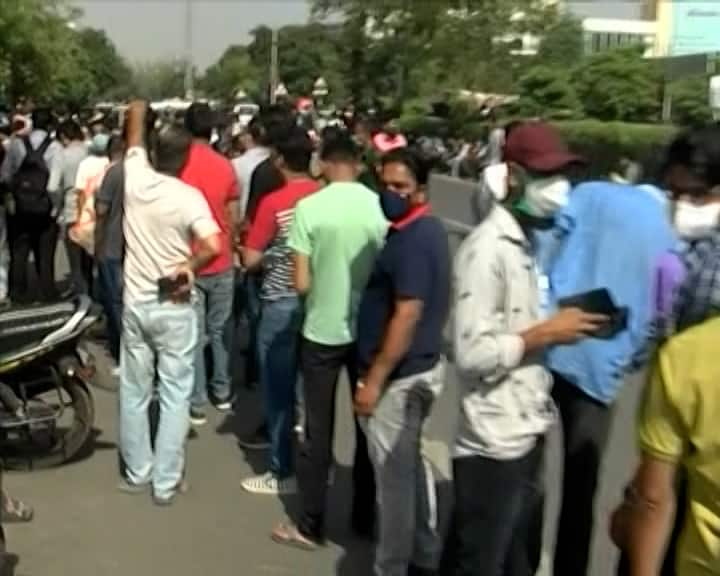 Ahmedabad: people stand in queue from mid night to get remdesivir injection  at zydus hospital Ahmedabad: રાતના 12 વાગ્યાથી લોકોએ લગાવી રેમડેસિવર ઈંજેક્સન માટે લાઈન, સૌરાષ્ટ્રથી લોકો આવીને ઉભાં રહ્યાં લાઈનમાં