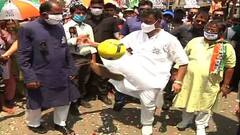 West Bengal Election 2021: খিদিরপুরের রাস্তায় ফুটবল খেললেন Firhad Hakim