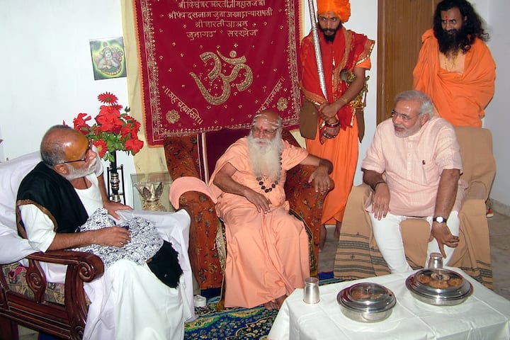 ભારતીબાપુ ગિરનારના જૂના અખાડાના વરિષ્ઠ મહામંડલેશ્વર તરીકે ઓળખાય છે..