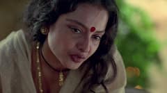 जब Rekha ने पहली बार स्क्रीन पर किया था लिपलॉक, 10 साल तक रिलीज नहीं हो पाई थी ये फिल्म