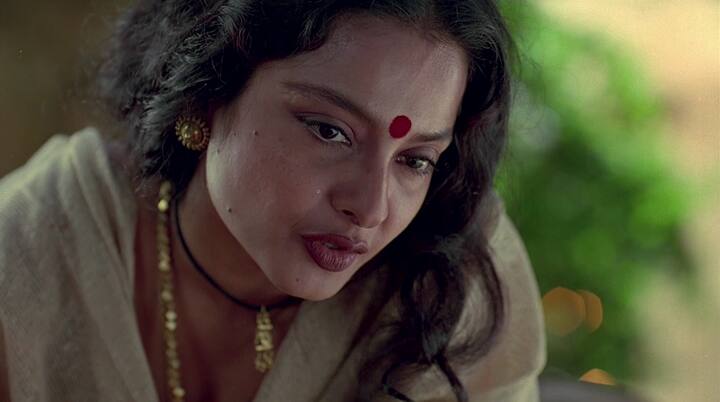 When actress Rekha forcefully kissed by Biswajeet on sets of film anjana safar जब Rekha ने पहली बार स्क्रीन पर किया था लिपलॉक, 10 साल तक रिलीज नहीं हो पाई थी ये फिल्म