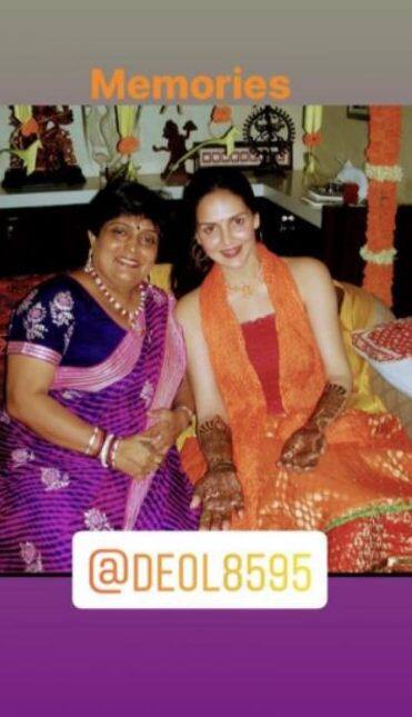 ये तस्वीर ईशा देओल के मेहंदी सेरेमनी की है. इस तस्वीर में ईशा के साथ मेहंदी आर्टिस्ट भी पोज दे रही हैं. तस्वीर में ईशा बिल्कुल अपनी मां की कॉपी लग रही हैं और काफी खुश भी नजर आ रही हैं.