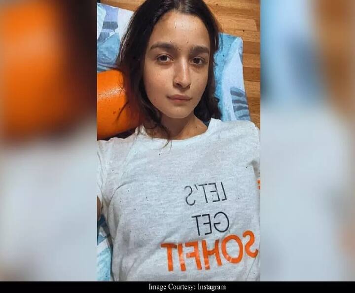 આલિયા ભટ્ટ સોશિયલ મીડિયા પર ખૂબ જ એક્ટિવ રહે છે અને તેના ફેન ફ્લોઇંગ વધુ છે. તેમણે તેમના ફેન માટે હોમ ક્વોરોન્ટાઇનની તસવીરો શેર કરી છે.