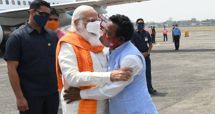 bengal elections 2021: ​padma award winner karimul haq hug pm modi મોદી પ્લેનમાંથી ઉતરતાં જેને ભેટી પડ્યા એ કરીમુલ હક કોણ છે? લોકોએ પૂછ્યું, હવે ક્યાં ગઈ દો ગજ કી દૂરી?