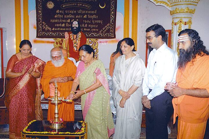 વરિષ્ઠ સંત મહામંડલેશ્વર ભારતી બાપુ ( (Mahamandleshwar Bharti Bapu)93 વર્ષની વયે બ્રહ્મલીન થયા છે. મહામંડલેશ્વર ભારતી બાપુએ અમદાવાદના સરખેજ ખાતે આવેલા ભારતી આશ્રમમાં દેહ ત્યાગ કર્યો છે.