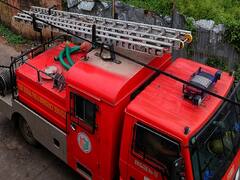 गोंडा: शार्ट सर्किट की वजह से तीन मंजिला दुकान में लगी आग, लाखों का हुआ नुकसान 