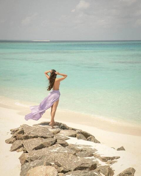 અલાના પાંડેએ માલદીવ બીચ પર ગુલાબી રંગની બિકીની પહેરેની અલગ અલગ પૉઝ આપ્યા.