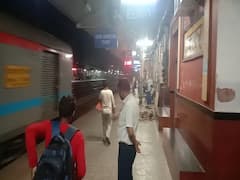 खबर का असर: देर रात तक स्टेशन पर डटे रहे SDM, बिना मास्क के घूम रहे यात्रियों को लगाई फटकार