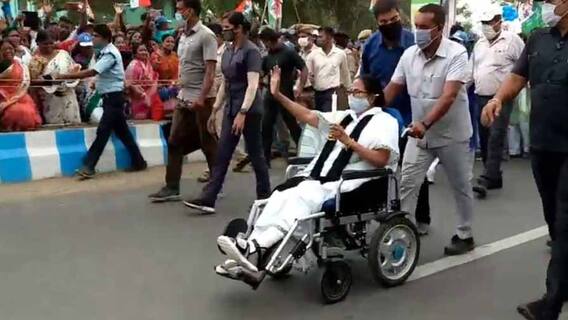 West Bengal Election 2021: গলায় কালো উত্তরীয়, হাতে মোমবাতি নিয়ে বর্ধমানে রোড শো মমতার