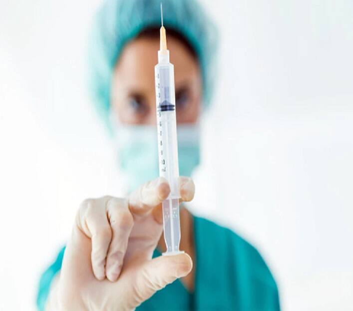 કોરોના વાયરસનું સંક્રમણ ઝડપથી વધી રહ્યું છે. આ સ્થિતિમાં લોકો ઝડપથી વેક્સિન લગાવી રહ્યાં છે. જો આપે કોરોના વેક્સિન લીધી હોય તો કેટલીક બાબતોનું ધ્યાન રાખવું જોઇએ,