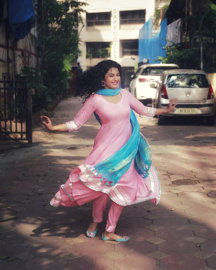 अभिनेत्री मीरा जोशी ही उत्तम नर्तकी देखील आहे. ती आपले नृत्याचे व्हिडीओ सोशल मीडियावर शेअर करत असते.
