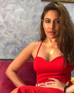 Surbhi Chandna ने लाल ड्रेस में करवाया फोटोशूट, फैंस बोले- आग लगाओगी