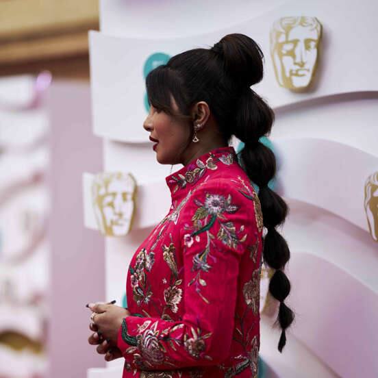 ਹਾਲਾਂਕਿ ਦੱਸ ਦੇਈਏ ਕਿ ਇਹ ਪਹਿਲਾ ਮੌਕਾ ਨਹੀਂ ਹੈ ਜਦੋਂ ਪ੍ਰਿਯੰਕਾ ਚੋਪੜਾ ਇੰਝ ਡੇਅਰਿੰਗ ਕਲੀਵੇਜ ਲੁੱਕ 'ਚ ਨਜ਼ਰ ਆਈ ਹੈ। ਇਸ ਤੋਂ ਪਹਿਲਾਂ ਵੀ ਪ੍ਰਿਅੰਕਾ ਦੀਆਂ ਕਈ ਕਲੀਵੇਜ ਲੁੱਕ ਇੰਟਰਨੈਸ਼ਨਲ ਮੀਡੀਆ 'ਚ ਛਾਈਆਂ ਹੋਈਆਂ ਹਨ।