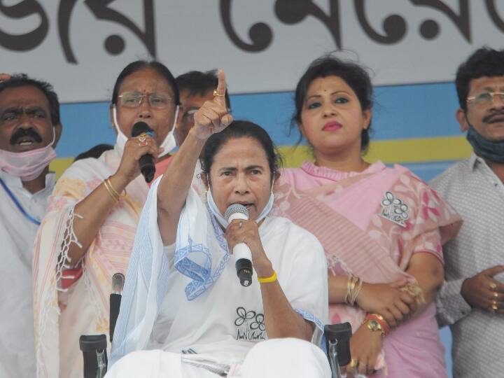 west bengal CM Mamata Banerjee banned from campaigning for 24 hours EC Bans CM Mamata Campaigning: ममता बनर्जी के प्रचार करने पर EC ने लगाई 24 घंटे की रोक, धरने पर बैठेंगी सीएम