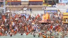 Corona पर भारी पड़ी आस्था , देखिये महाकुंभ के धर्म 'योद्धाओं' का शाही स्नान