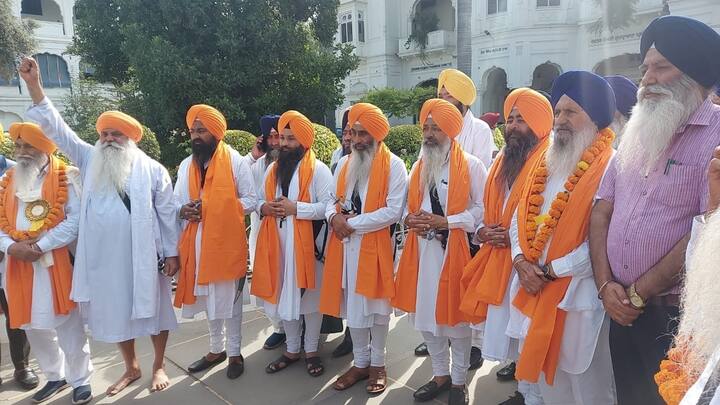 ਸ਼੍ਰੋਮਣੀ ਕਮੇਟੀ ਦੇ ਮੁੱਖ ਦਫਤਰ ਵਿਖੇ ਮਹਿੰਦਰ ਸਿੰਘ ਆਹਲੀ ਨੇ ਜਥੇ ਦੇ ਆਗੂਆਂ ਨੂੰ ਸਿਰੋਪਾਓ ਦੇ ਕੇ ਸਨਮਾਨਿਤ ਕੀਤਾ।