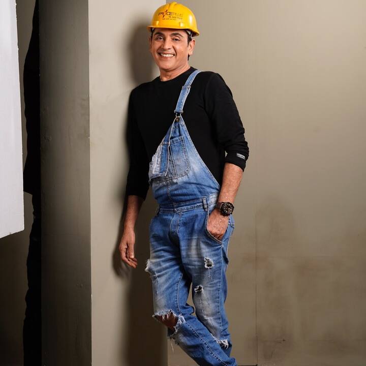 यूं तो आसिफ शेख इंडस्ट्री में सालों से हैं लेकिन बीते 5 सालों से वो भाबीजी घर पर हैं में विभूति नारायण मिश्रा के किरदार में नज़र आ रहे हैं. और उन्हें इस रोल में खूब पसंद किया जा रहा है. खास बात ये है कि 56 साल के आसिफ इस शो में एक नौजवान शख्स का किरदार निभा रहे हैं.