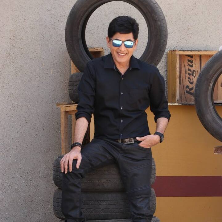 वहीं कोई उन्हें देखकर कह भी नहीं सकता कि आसिफ उम्र में 50 का आंकड़ा पार कर चुके हैं. बल्कि वो वाकई आज भी 30 के ही नज़र आते हैं. लेकिन ऐसा उनके पास सीक्रेट है क्या? जिसके बलबूते उन्होंने बढ़ती उम्र को भी थाम लिया है.