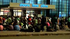 Lockdown : गावी परतण्यासाठी परप्रांतियांची झुंबड, लॉकडाऊनच्या भीतीनं गावाकडे रवाना