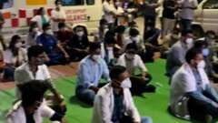 Nagpur: सबसे बड़े सरकारी अस्पताल में एक ही बेड पर दो कोरोना मरीजों का इलाज, धरने पर डॉक्टर
