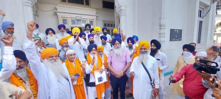 ਨੈਗੇਟਿਵ ਆਏ ਸ਼ਰਧਾਲੂ ਅੱਜ ਜੈਕਾਰਿਆਂ ਦੀ ਗੂੰਜ 'ਚ ਸ਼੍ਰੋਮਣੀ ਕਮੇਟੀ ਦੇ ਮੁੱਖ ਦਫਤਰ ਤੋਂ ਅਟਾਰੀ ਵਾਹਘਾ ਸਰਹੱਦ ਲਈ ਰਵਾਨਾ ਹੋਏ, ਜਿੱਥੋਂ ਜੱਥਾ ਪਾਕਿਸਤਾਨ ਲਈ ਰਵਾਨਾ ਹੋਵੇਗਾ।