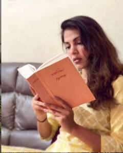 रवींद्रनाथ टैगोर की 'गीतांजलि' पढ़ते हुए Rhea चक्रवर्ती ने शेयर की फोटो, लिखा- विश्वास बरकरार