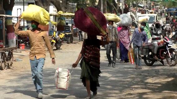 Workers migrating once again with onset of second COVID wave | Bharat Ki Baat(12.04.2021)