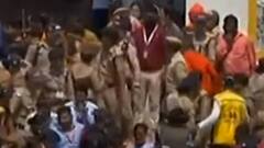 Maha Kumbh 2021 : किन्नर अखाड़ा शाही स्नान के लिए पहुंचा, लगाई आस्था की डुबकी