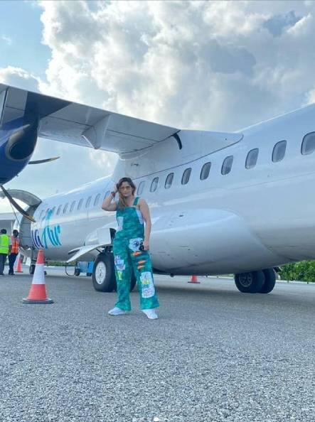 आरती सिंह अपनी मां और एक्ट्रेस-दोस्त टीना दत्त के साथ मालदीव में वेकेशन सेलिब्रेट कर रही हैं.