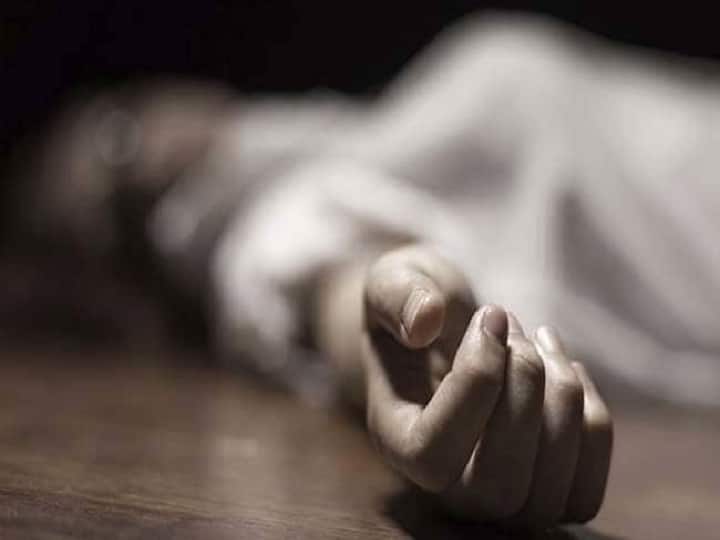 Person dies after drinking poisonous liquor, had drunk excessive alcohol after betting on friend ann जहरीली शराब पीने से शख्स की मौत, दोस्त से बाजी लगाने के बाद पी ली थी अत्यधिक शराब