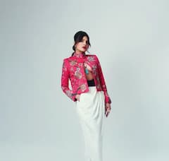 BAFTA 2021 मधील प्रियंका चोप्राचा लूक चर्चेत; पती निकसोबतचेही क्लासी फोटो व्हायरल