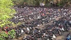 Pune Market Yard | मार्केट यार्ड वाहनतळावरील दुचाकींची संख्या पाहून तुम्हीच गर्दीचा अंदाज घ्या!