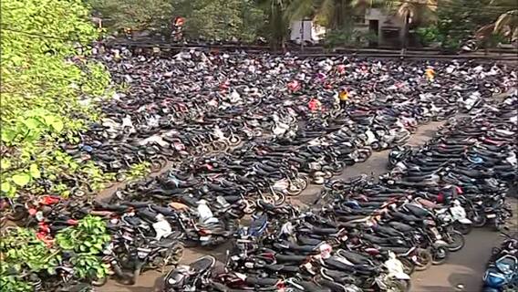 Pune Market Yard | मार्केट यार्ड वाहनतळावरील दुचाकींची संख्या पाहून तुम्हीच गर्दीचा अंदाज घ्या!