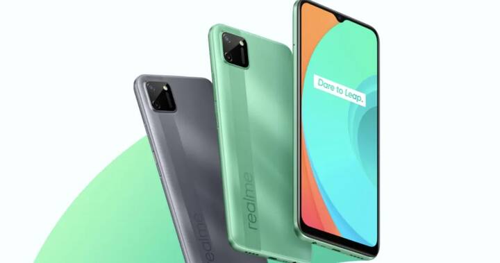 Realme C11- કિંમત- 6,999 રૂપિયા -  આ ફોનમાં 2જીબી રેમ તથા 32જીબી ઇનબિલ્ટ સ્ટૉરેજ છે. સ્ટૉરેજ છે. સ્ટૉરેજને માઇક્રોએસડી કાર્ડની મદદથી વધારી શકાય છે. વળી આમાં 6.5 ઇંચ એચડી+ ડિસ્પ્લે છે. કેમેરાની વાત કરીએ તો આ ફોનમાં 13 મેગાપિક્સલ તથા 2 મેગાપિક્સલ વાળો ડ્યૂલ રિયર કેમેરા સેટઅપ છે, જ્યારે ફ્રન્ટ કેમેરા 5 મેગાપિક્સલનો છે. આ ફોનમાં 5000mAh બેટરી અને મીડિયાટેક હીલિયો જી35 પ્રૉસેસર છે.