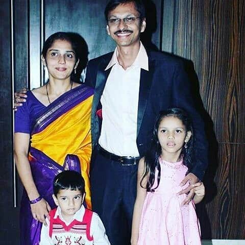 पोपटलाल की रीयल लाइफ वाइफ का नाम रेशमी है. जिनसे उन्होंने 2003 में शादी की थी. सिर्फ शादीशुदा ही नहीं बल्कि दोनों तीन बच्चों के पिता भी बन चुके हैं. श्याम पाठक के 2 बेटे और एक प्यारी सी बेटी भी है. जिनकी तस्वीरें वो अक्सर सोशल मीडिया पर शेयर करते रहते हैं. (Photo Credit - Instagram)