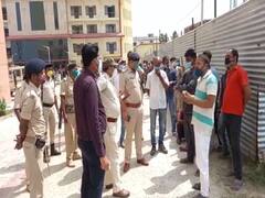 कोरोना संक्रमित बेटे की लाश शौचालय में मिलने के बाद फूटा परिजनों का गुस्सा, अस्पताल में जमकर की तोड़फोड़    