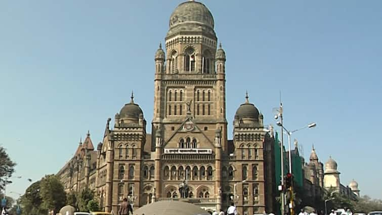 Get financial help from Mumbai Municipal Corporation for free vaccination: MP Rahul Shewale Mumbai Municipal Corporation | मोफत लसीकरणासाठी मुंबई महापालिकेच्या हजारो कोटींच्या एफडी मोडाव्या, खासदार राहुल शेवाळेंचे मुख्यमंत्र्यांना पत्र