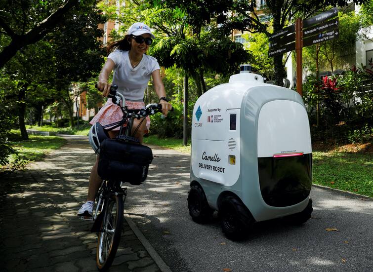 OTSAW Digitals Camello delivery robot in singapore சிங்கப்பூரை கலக்கும் 'கேமெல்லோ' டெலிவரி ரோபோட்..